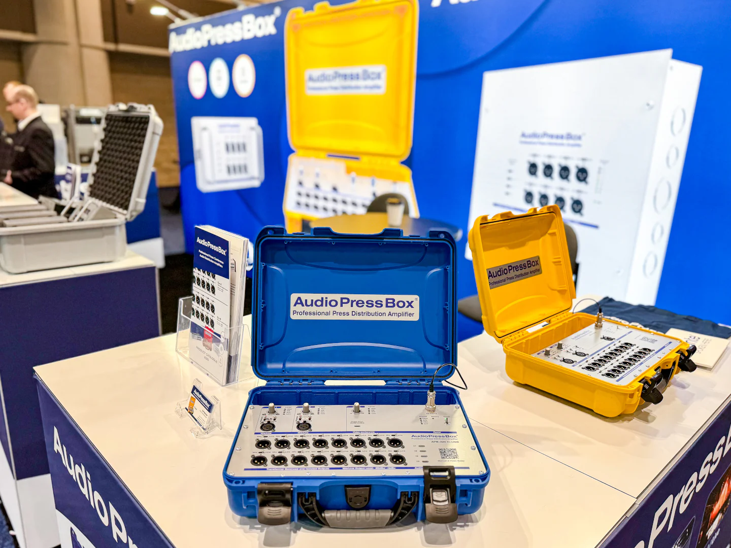 InfoComm 2025 - Vorführung der AudioPressBoxen APB-224 C-D, APB-224 C-USB auf dem Messestand