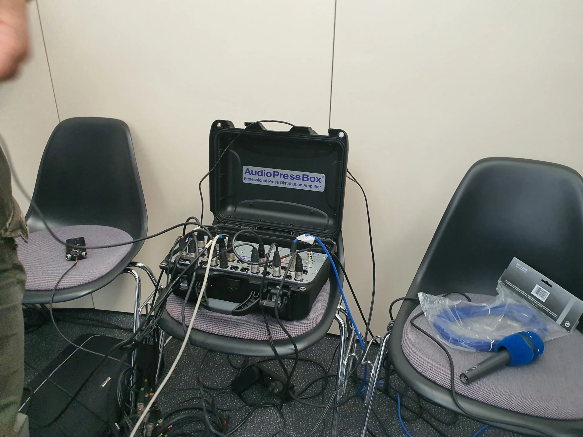 Mochovce nuclear power plant - AudioPressBox press box with connected microphones and cables — on-site media setup